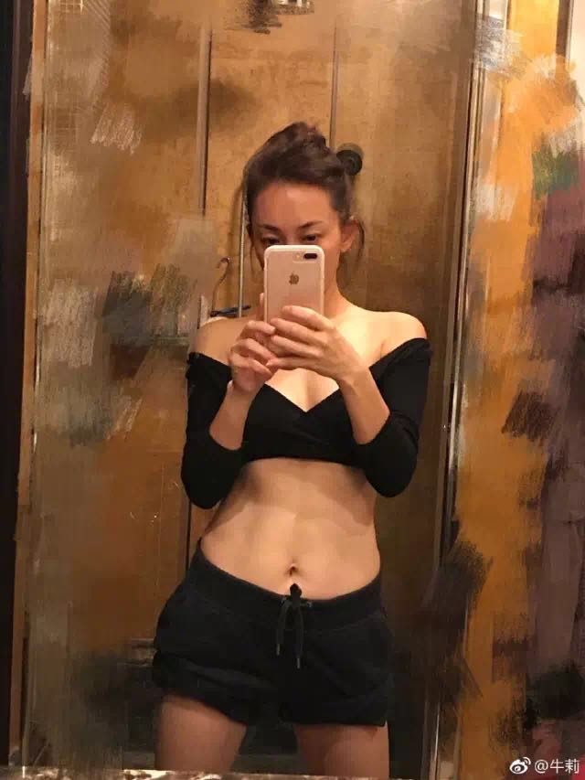 露腰马甲线身材,身材好腰细的女生露马甲线和锁骨