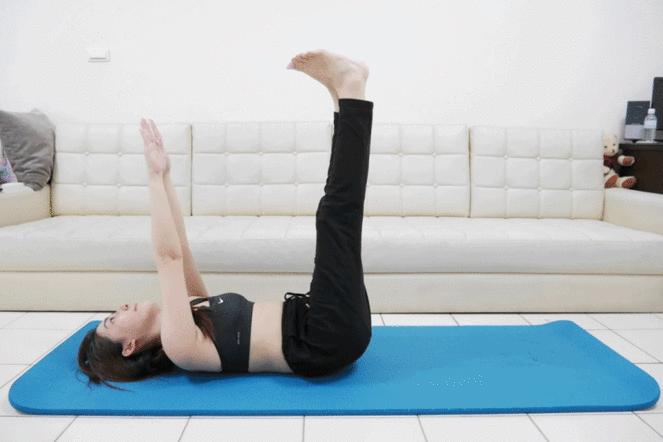 躺着练马甲线最有效的三个动作,马甲线怎么练避开误区成为小腰精