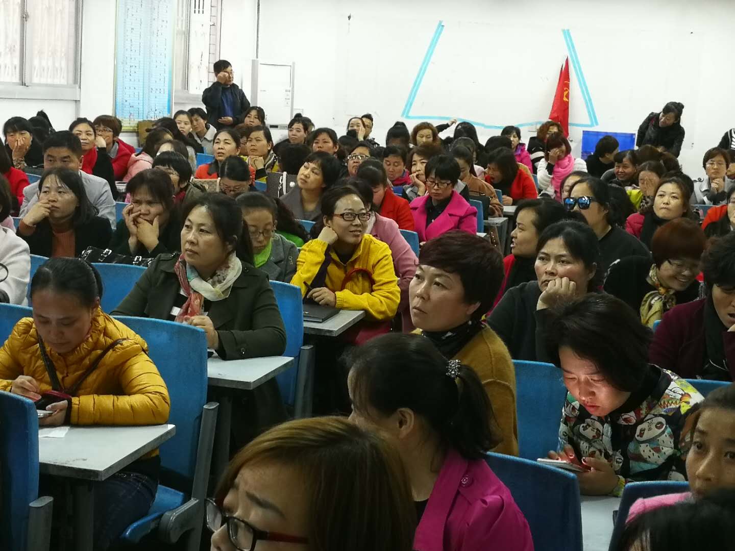 富平县东区小学开展“电子白板来助力课堂教学更精彩”交互式电子白板使用培训