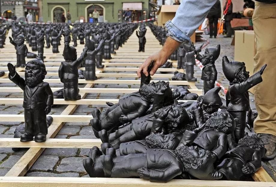 法国火车站台接吻，在伊朗议论婴儿的眼睛，旅行禁忌你可能都会犯