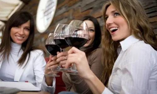 东方紫酒：女人喝酒是一道靓丽的风景