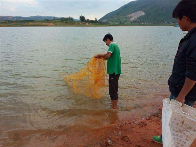 海竿串钩用什么鱼钩比较好,海竿串钩的铅坠离第一个鱼钩多远