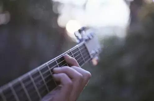 吉他的特殊调弦表演视频,吉他特殊调弦对琴有什么影响