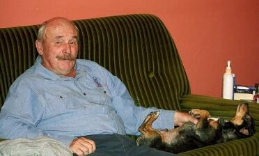 狗狗不断舔舐主人,狗狗忽然不停的舔地板