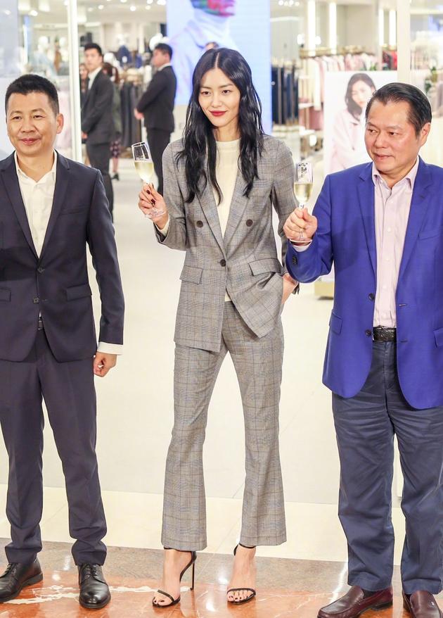 刘雯杨幂迪丽热巴气场,杨幂刘雯西装