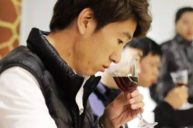 虹吸壶和摩卡壶哪个煮的咖啡好喝,咖啡虹吸壶的使用视频