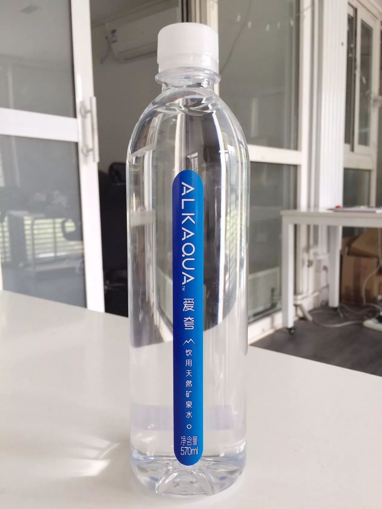 依云矿泉水和农夫山泉哪种好,依云矿泉水跟农夫山泉有啥区别