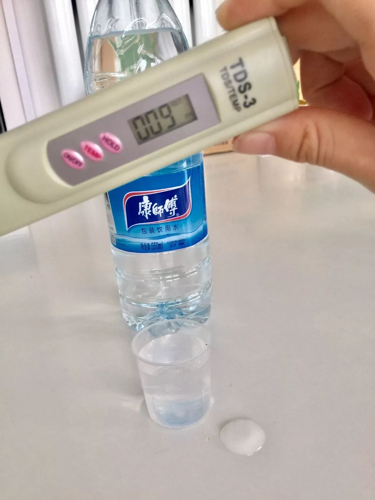 依云矿泉水和农夫山泉哪种好,依云矿泉水跟农夫山泉有啥区别