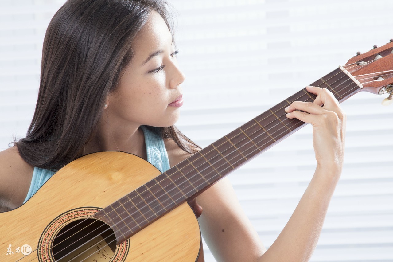 天空之城吉他五线谱怎么弹,吉他弹五线谱还是六线谱