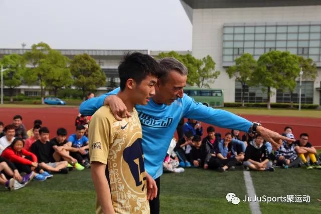 球员选材、训练、比赛等方面，各个年龄段强调的是什么？