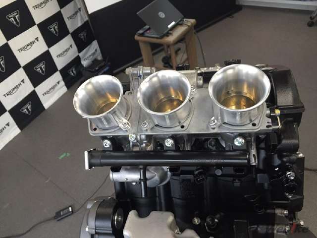 凯旋765摩托车测评,凯旋最新三缸摩托车