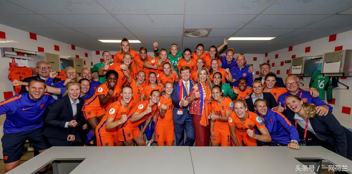 荷兰女将双双当选世界最佳，女足崛起，男足没落，情何以堪？