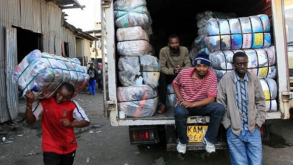 中国旧衣服在非洲很畅销，看到最后一件中国学生笑了！