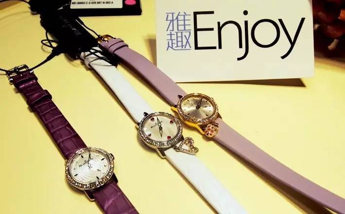 我们见到了瑞士制表师大神，他在雕刻一只金丝猴|雅趣臻选