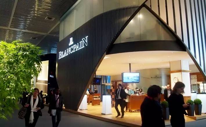 我们见到了瑞士制表师大神，他在雕刻一只金丝猴|雅趣臻选