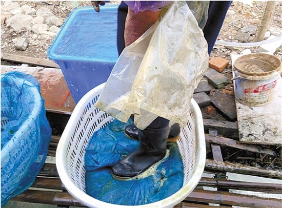 麻糍加工点恶心一幕曝光：穿胶鞋在桶里狂踩