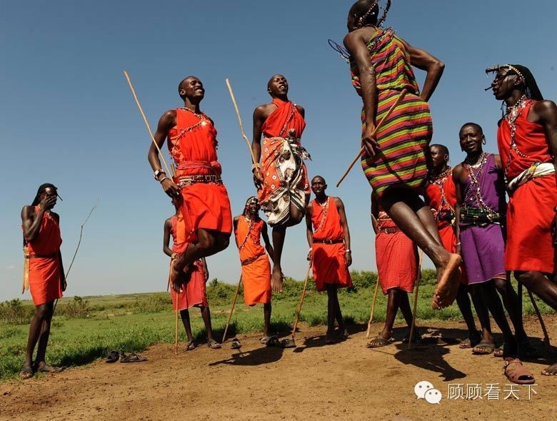 在大耳垂肩、牛粪洗脸、狮子畏惧的马赛人家做客