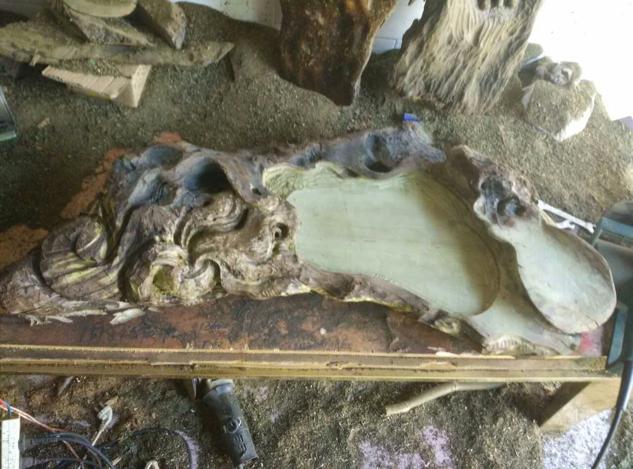 大雨冲来的一块乌黑嘛漆的乌木，原来是茶盘料。