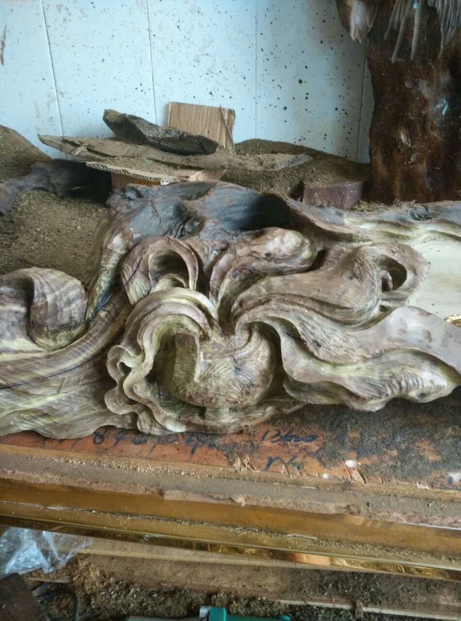 大雨冲来的一块乌黑嘛漆的乌木，原来是茶盘料。