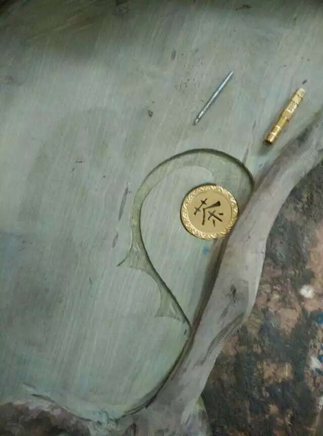 大雨冲来的一块乌黑嘛漆的乌木，原来是茶盘料。