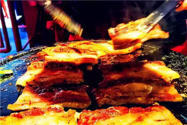 独特的烤肉让你开启味觉新世界,好吃的烤肉让你回味无穷