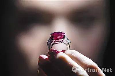 雅昌专栏邵薇霓：带着1亿的珠宝去吃早餐珠宝价值再思考