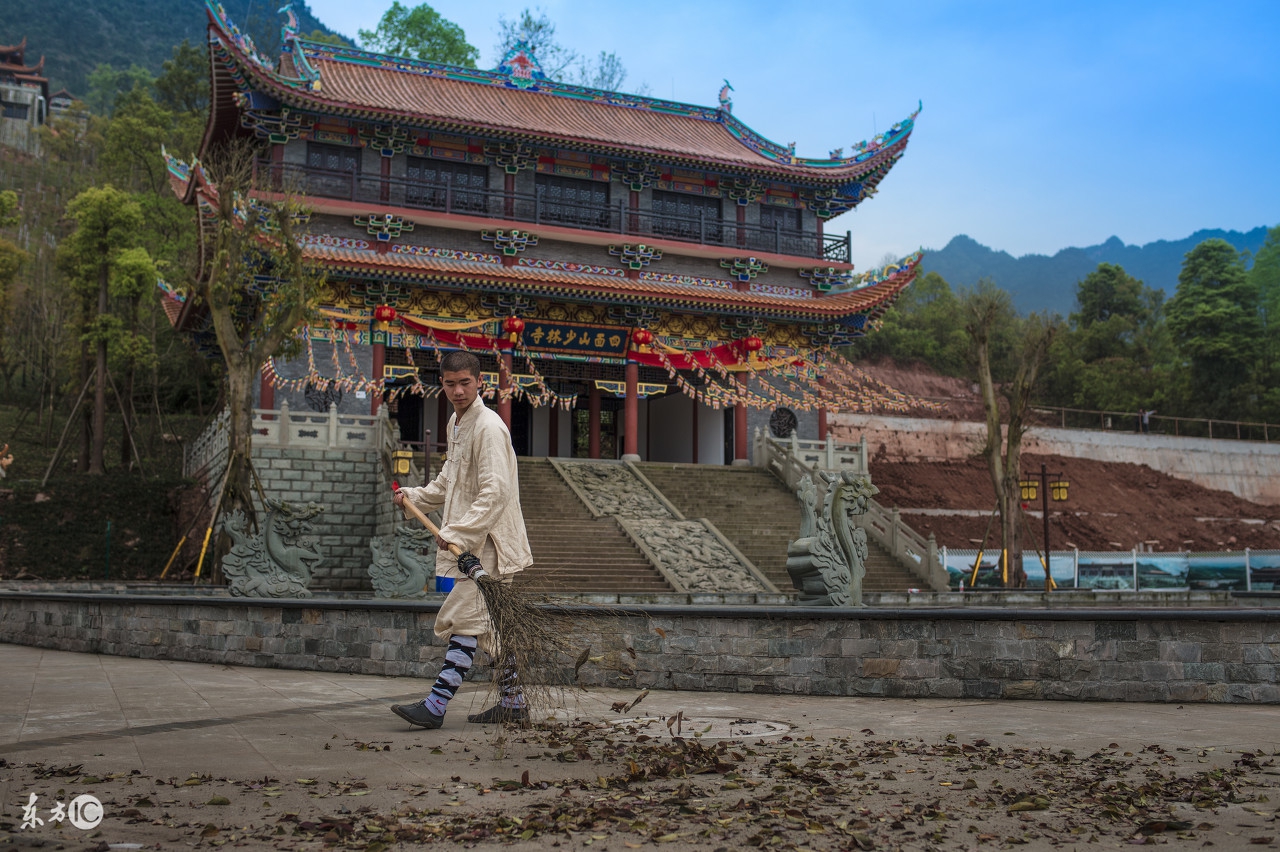 营销经理想考考他的手下，就给他们出了一道题，把梳子卖给和尚