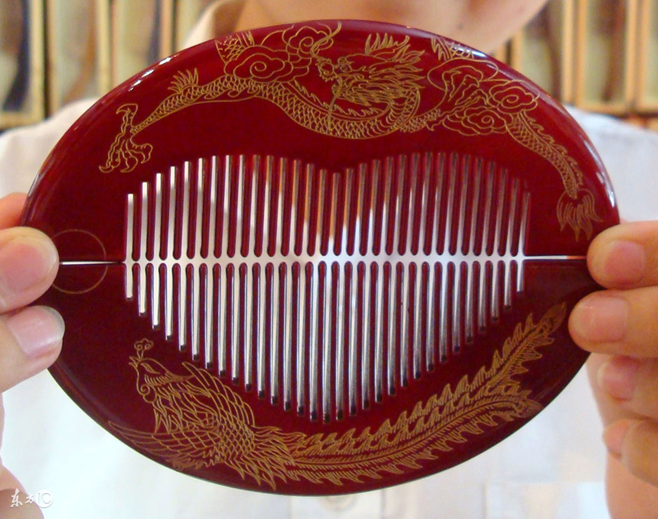 营销经理想考考他的手下，就给他们出了一道题，把梳子卖给和尚