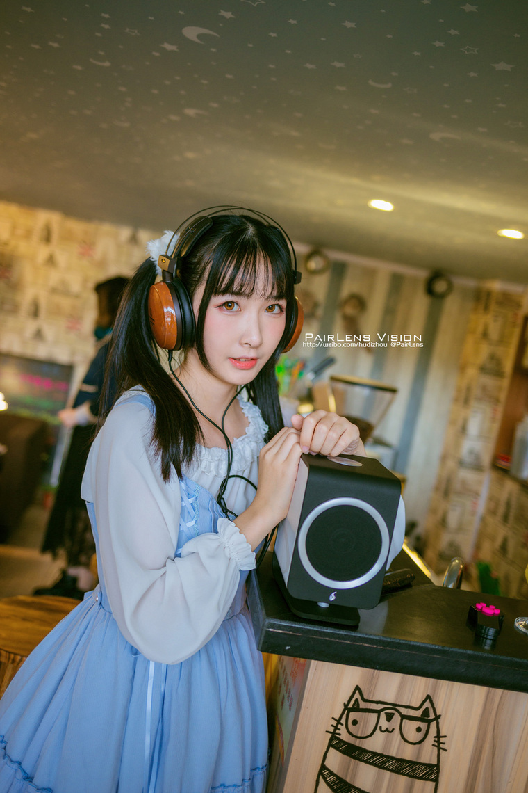 美少女与FeniksAudioEssence音箱的不经意邂逅