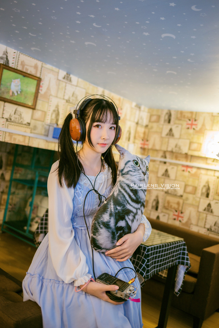 美少女与FeniksAudioEssence音箱的不经意邂逅