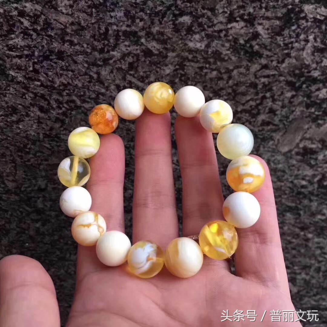 新手买块真蜜蜡有多难，大叔说着说着就哭了！我们应该同情他吗？