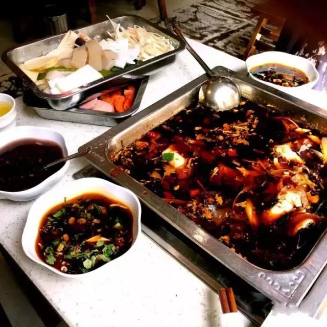 2个人30元就吃撑！这条街光看名字就能流口水！