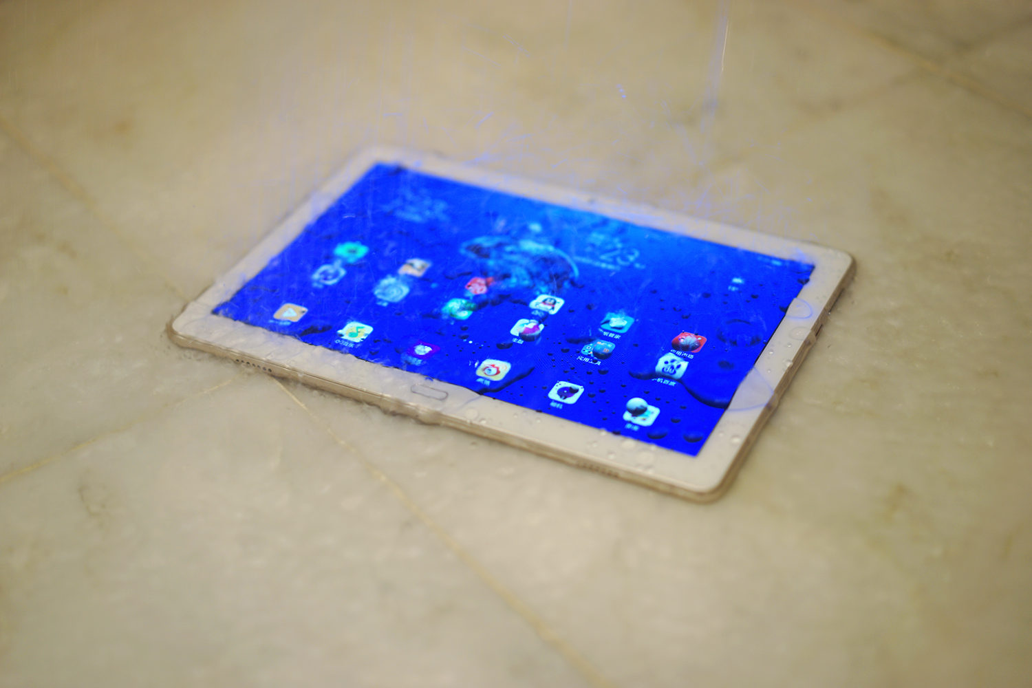 光荣waterplay平板防水测试,光荣waterplay8寸平板玩游戏