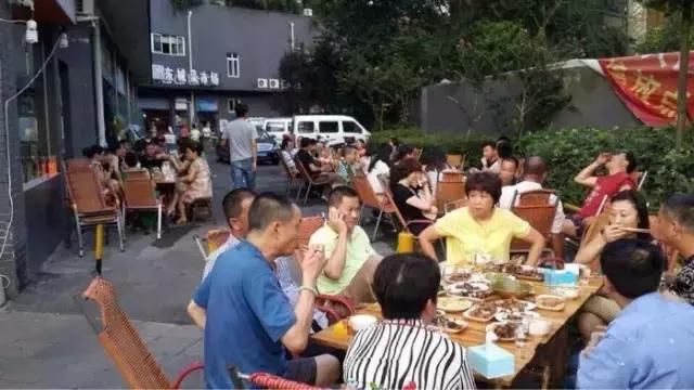 2个人30元就吃撑！这条街光看名字就能流口水！