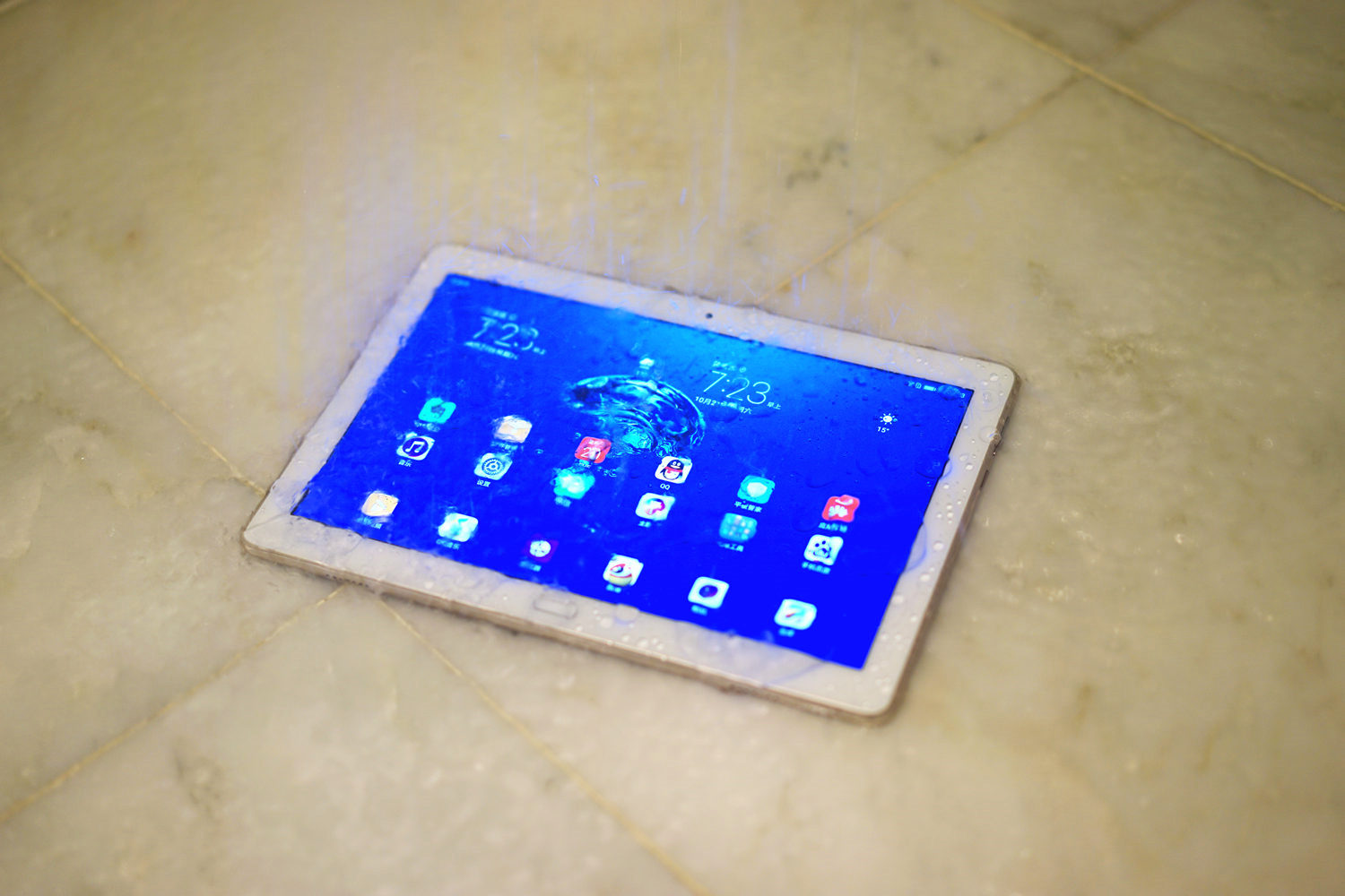 光荣waterplay平板防水测试,光荣waterplay8寸平板玩游戏