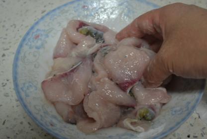 花鲢和草鱼鱼片怎么区分,花鲢鱼怎么做鱼才能又滑又嫩