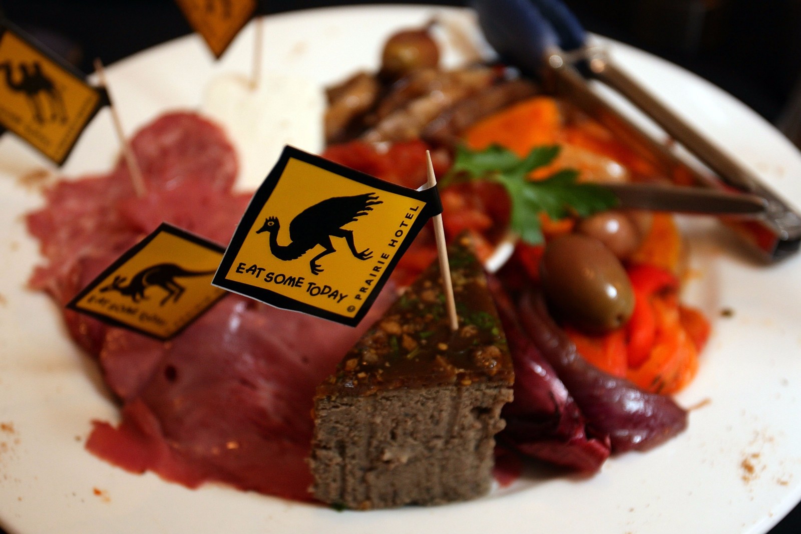 澳洲版终极吃货考验：把袋鼠、蜥蜴和鸸鹋当“路边餐”