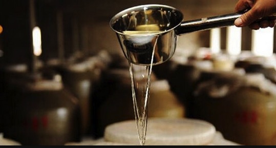 白酒的勾兑和纯粮食酒怎么区分,怎么区分纯粮食白酒和酒精勾兑酒