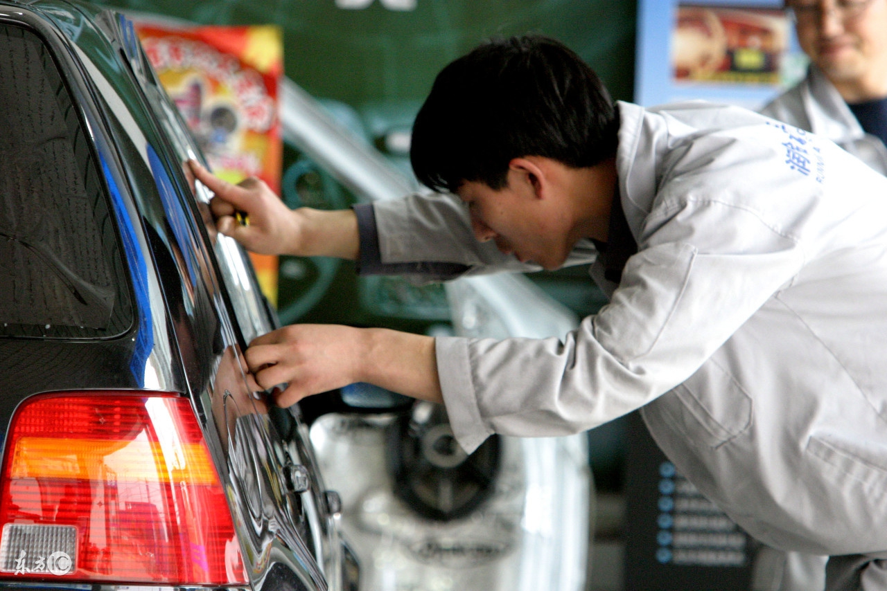 车贴膜有小白点气泡正常吗,车贴膜去膜后有气泡多久才消失