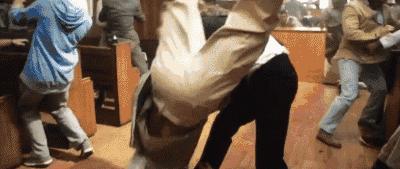 依旧「死不正经」，这部电影不服不行