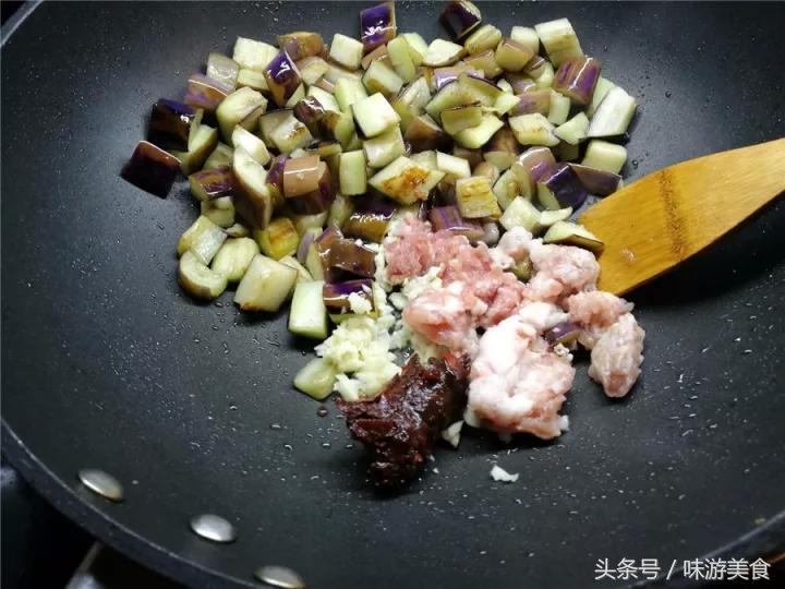 炒茄子错了教你一招茄子吸油,美食篇茄子怎么才能少吸油