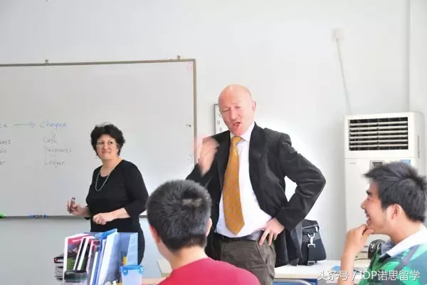 中英小学生守则对比你有什么看法,比较中国和外国中小学生守则