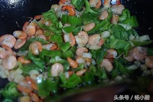青椒炒小河虾配煎饼,青椒炒河虾不用油炸