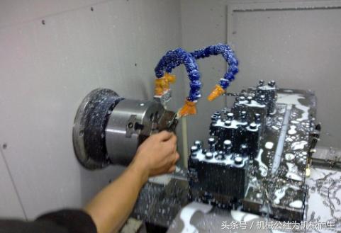 一种数控机床自动送料检测装置,数控加工送料装置