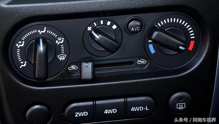 最新款铃木吉姆尼提车,土豪家里有几辆车