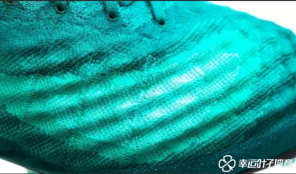 踢足球穿一双袜还是两双袜好,踢足球一双鞋够吗