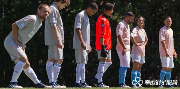 踢足球穿一双袜还是两双袜好,踢足球一双鞋够吗