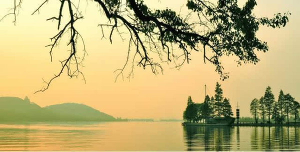 王维的思乡诗并不多，但这首却可以称得上思乡诗最有意境的作品