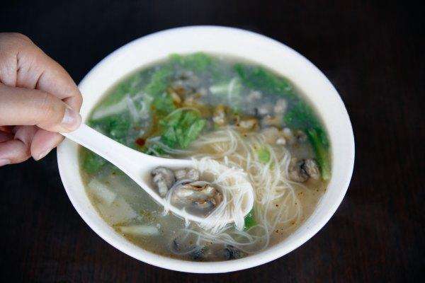 开在菜市场里的小吃店，50年来生意火爆，连食尚玩家都推荐