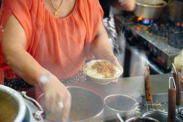 开在菜市场里的小吃店，50年来生意火爆，连食尚玩家都推荐